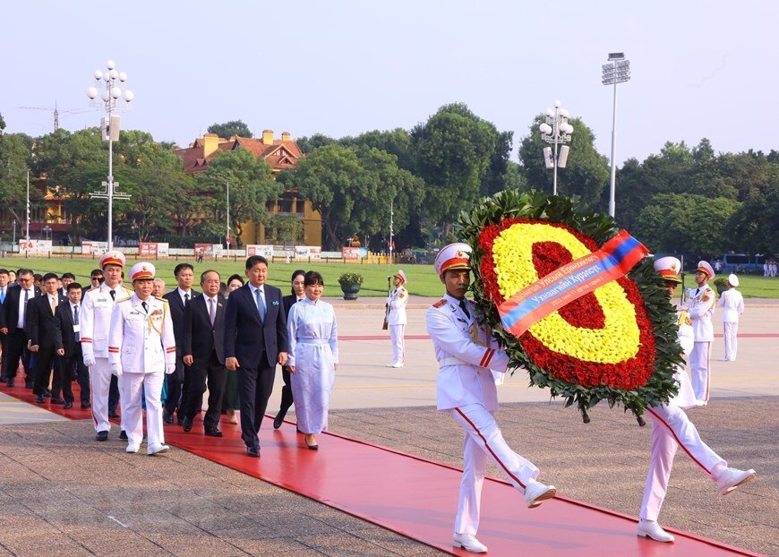 Trước đó, Tổng thống Mông Cổ và và Phu nhân đã đặt vòng hoa và vào Lăng viếng Chủ tịch Hồ Chí Minh. Ảnh: TTXVN