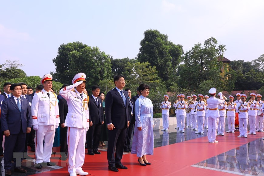 Tổng thống Ukhnaagiin Khurelsukh  và Phu nhân tưởng niệm các anh hùng liệt sĩ. Ảnh: TTXVN