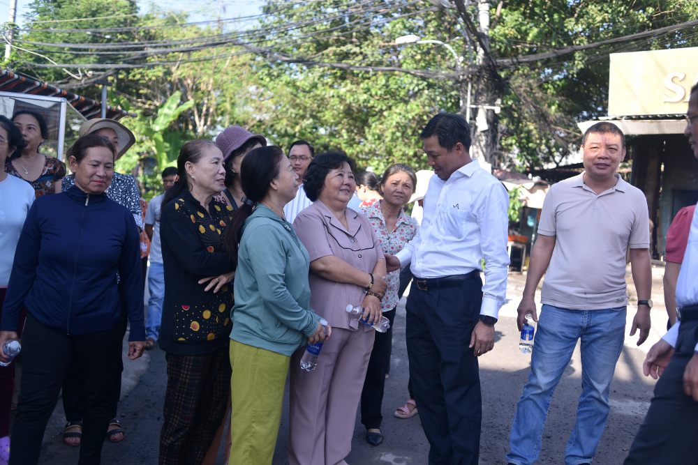  Ông Đậu An Phú - Phó Chủ tịch UBND Quận 12 cho biết: “Chính quyền địa phương sẽ đẩy nhanh tiến độ sửa chữa đồng thời hi vọng tình cảm giữa nhân dân với chính quyền thêm bền chặt hơn“.