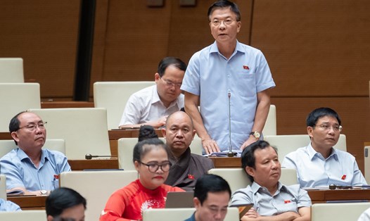Bộ trưởng Bộ Tư pháp Lê Thành Long phát biểu, làm rõ thêm một số vấn đề đại biểu Quốc hội nêu về rà soát hệ thống pháp luật. Ảnh: VPQH