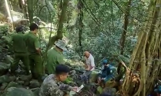 Người dân trình báo công an việc phát hiện một bộ xương người khi đi rừng ở Lâm Đồng. Ảnh: Võ Tùng