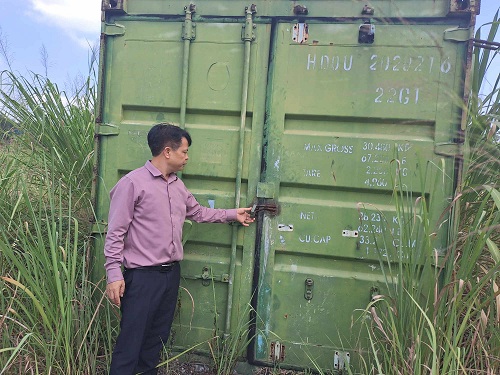Ông Đỗ Xuân Hinh – Giám đốc điều hành Cty TNHH Quảng Long Thanh Hóa cho biết các đối tượng đập cả cửa Container để trộm cắp. Ảnh: Minh Hạnh