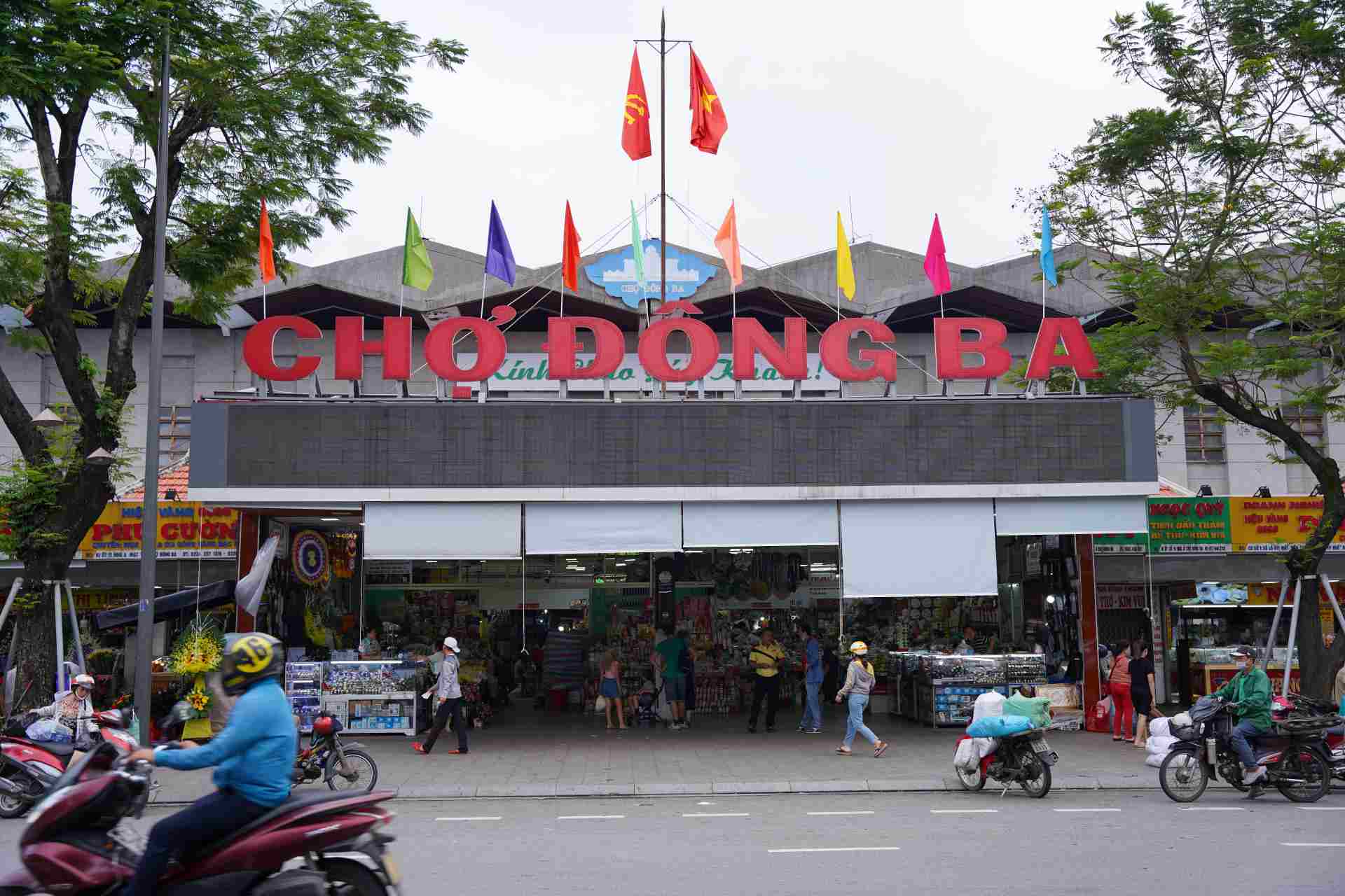 Những ngày này, thời tiết tại tỉnh Thừa Thiên Huế đang không ổn định, lúc nắng, lúc mưa. Thế nhưng tại chợ Đông Ba, một khu chợ nổi tiếng bậc nhất ở  xứ Huế vẫn luôn tấp nập du khách đến để tham quan trải nghiệm. 