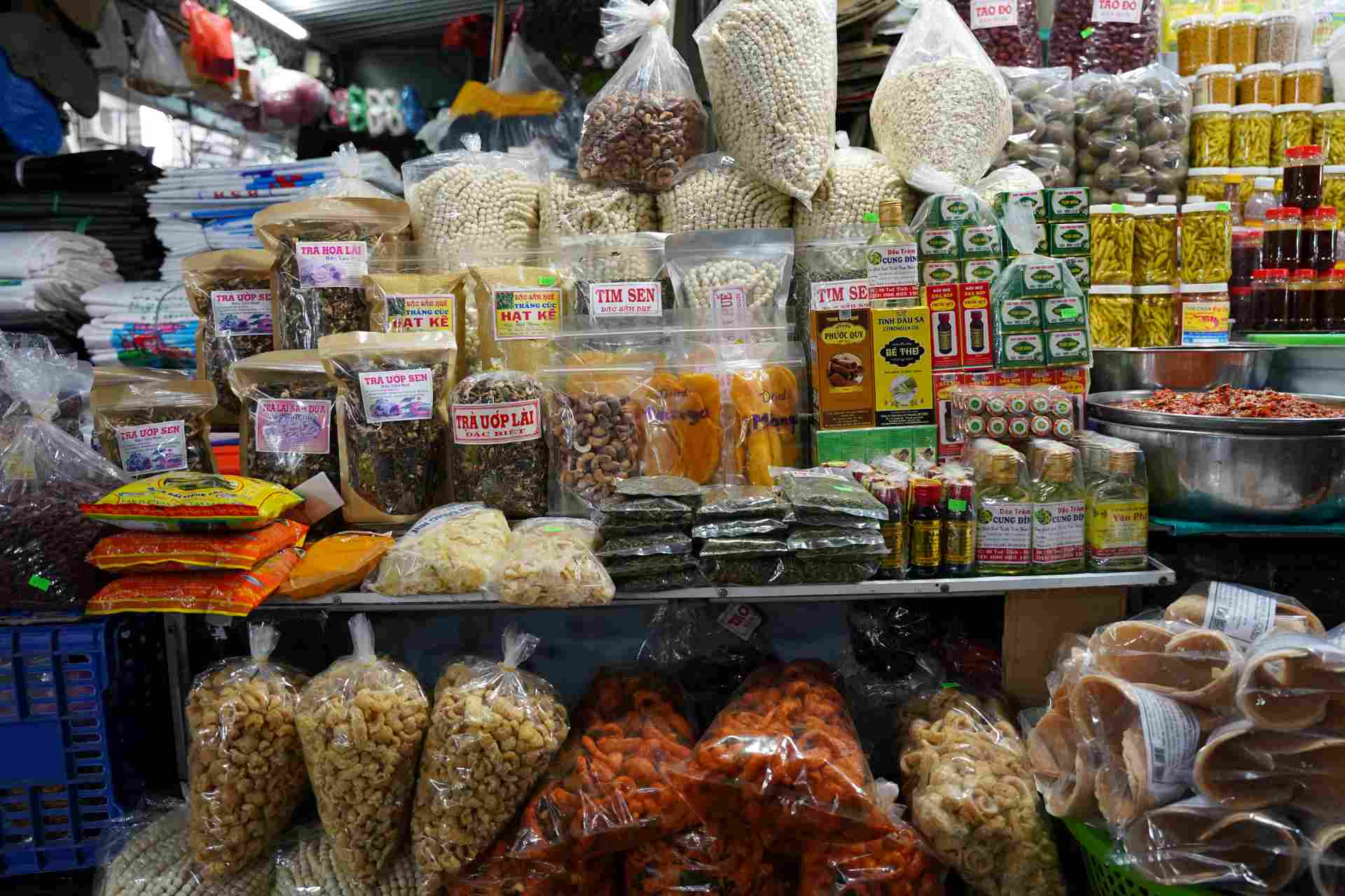Bên cạnh sự đa dạng về ẩm thực, tại khu chợ còn quy tụ rất nhiều mặt hàng khác nhau, là sản phẩm chất lượng của các vùng miền trên toàn tỉnh Thừa Thiên Huế.