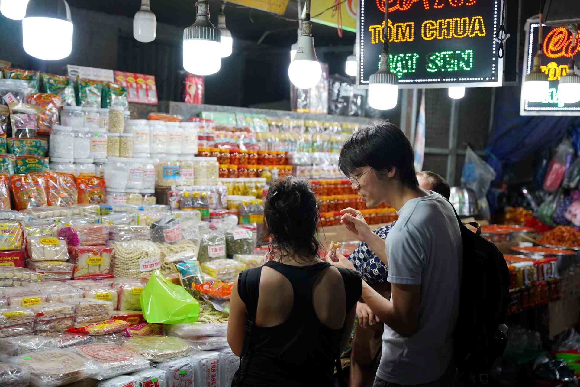Du khách tham quan các gian hàng tại chợ Đông Ba. 