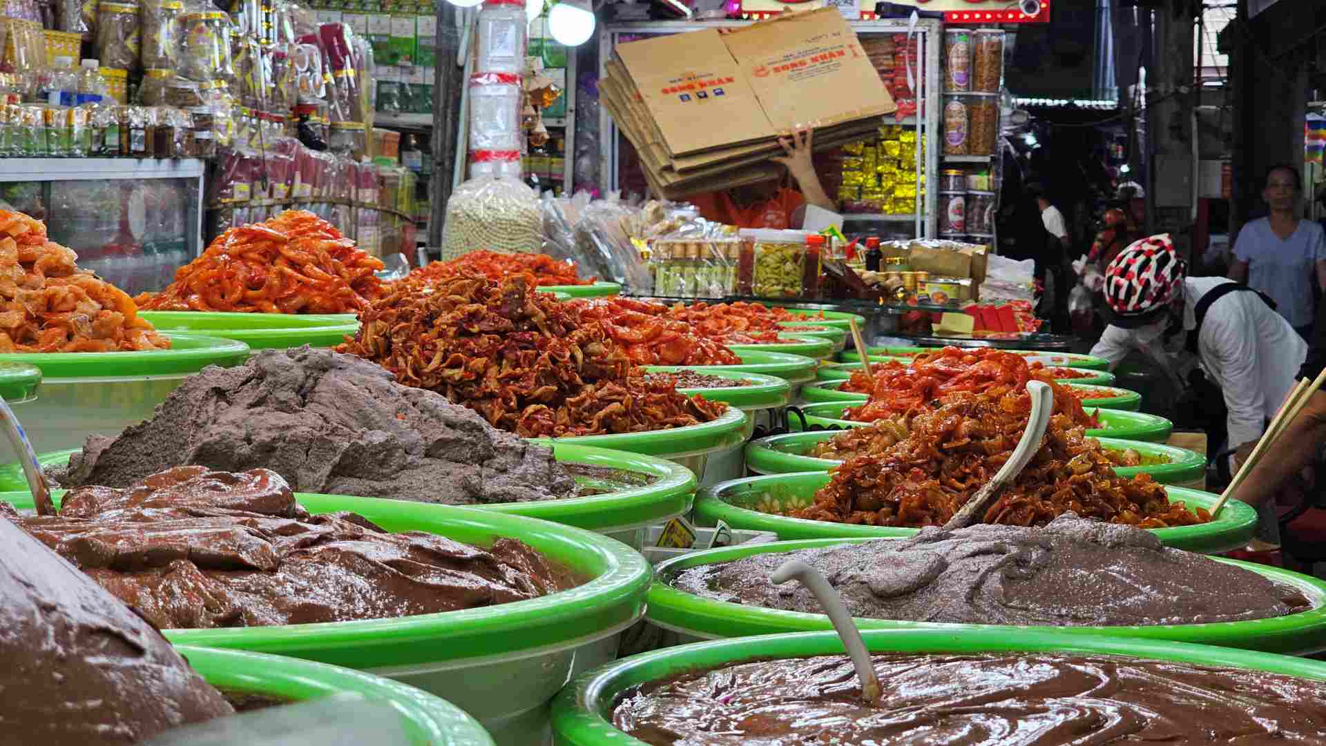 Bên cạnh đó, anh Nguyên Hoàng đến từ Hà Nội cho rằng: “Chợ Đông Ba rất đặc biệt, ấn tượng nhất là các món ăn và các đồ thủ công mỹ nghệ. Trong số những món ăn, tôi thực sự ấn tượng với món chè heo quay, nó không những lạ mà còn ngon”. 