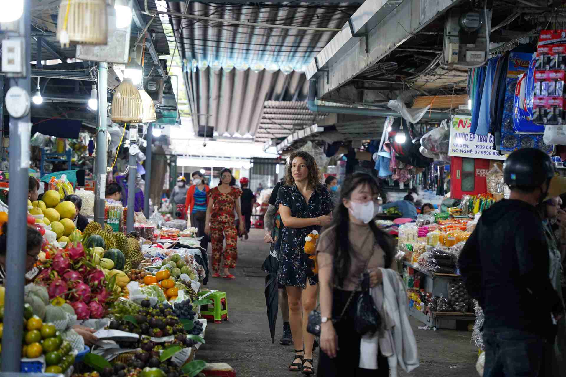 Ngày nay, chợ Đông Ba được biết đến là một trong những khu chợ lớn nhất cả nước với nét đẹp của văn hóa, truyền thống xen lẫn sự đa dạng của các mặt hàng.  