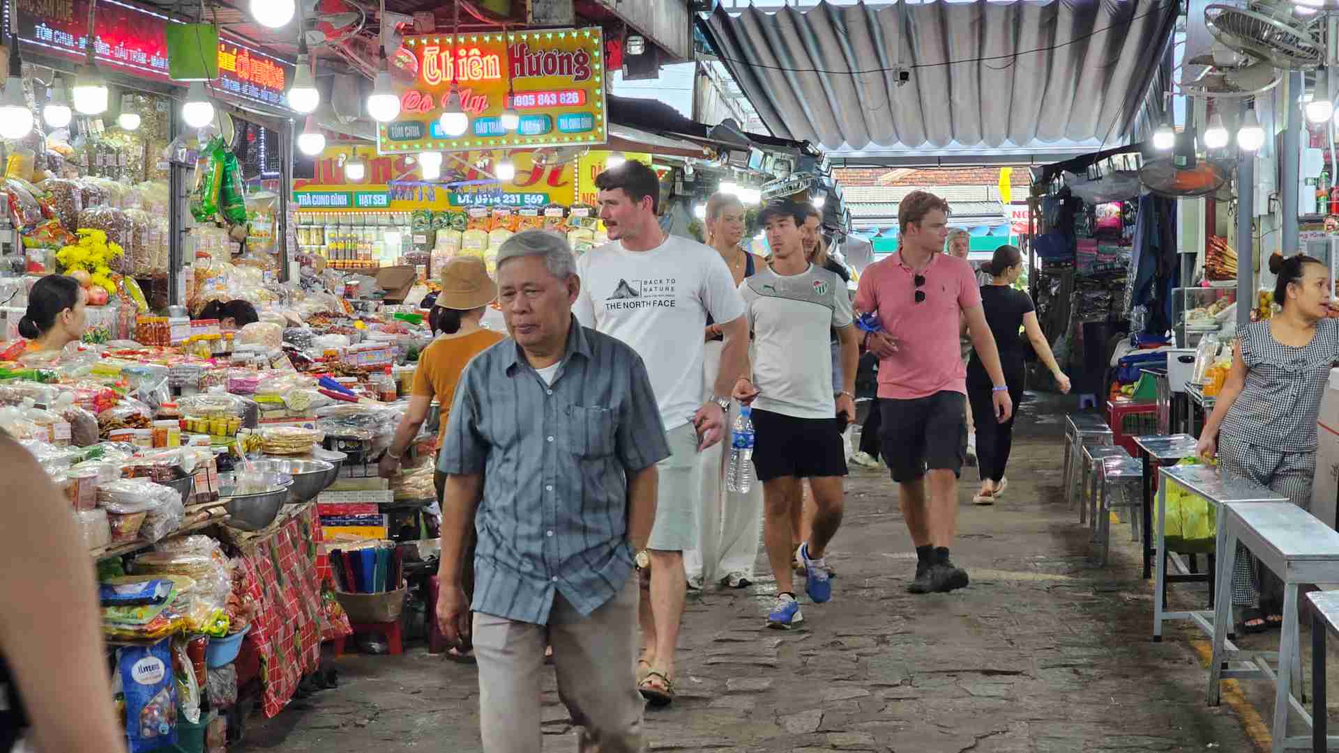 Với văn hóa đặc trưng cùng sự đa dạng của các mặt hàng, chợ Đông luôn là điểm thu hút khách đến tham quan, trải nghiệm và tiêu dùng. 