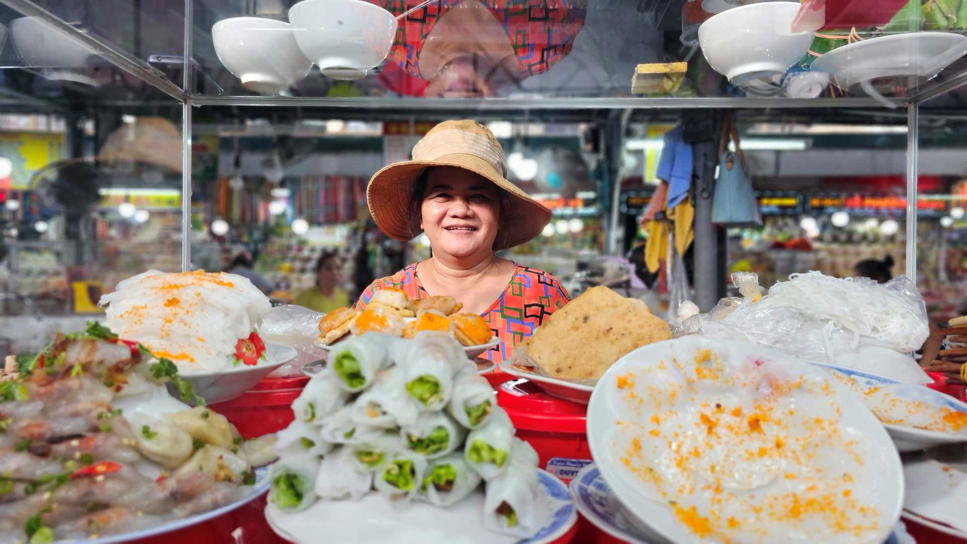 Những đặc sản của xứ Huế có thể kể đến như: mắm tôm chua, nem chả, hạt sen, bánh bột lọc…tất nhiên không thể thiếu đặc sản bún bò Huế, tất cả đều có ở khu chợ nổi tiếng này. 