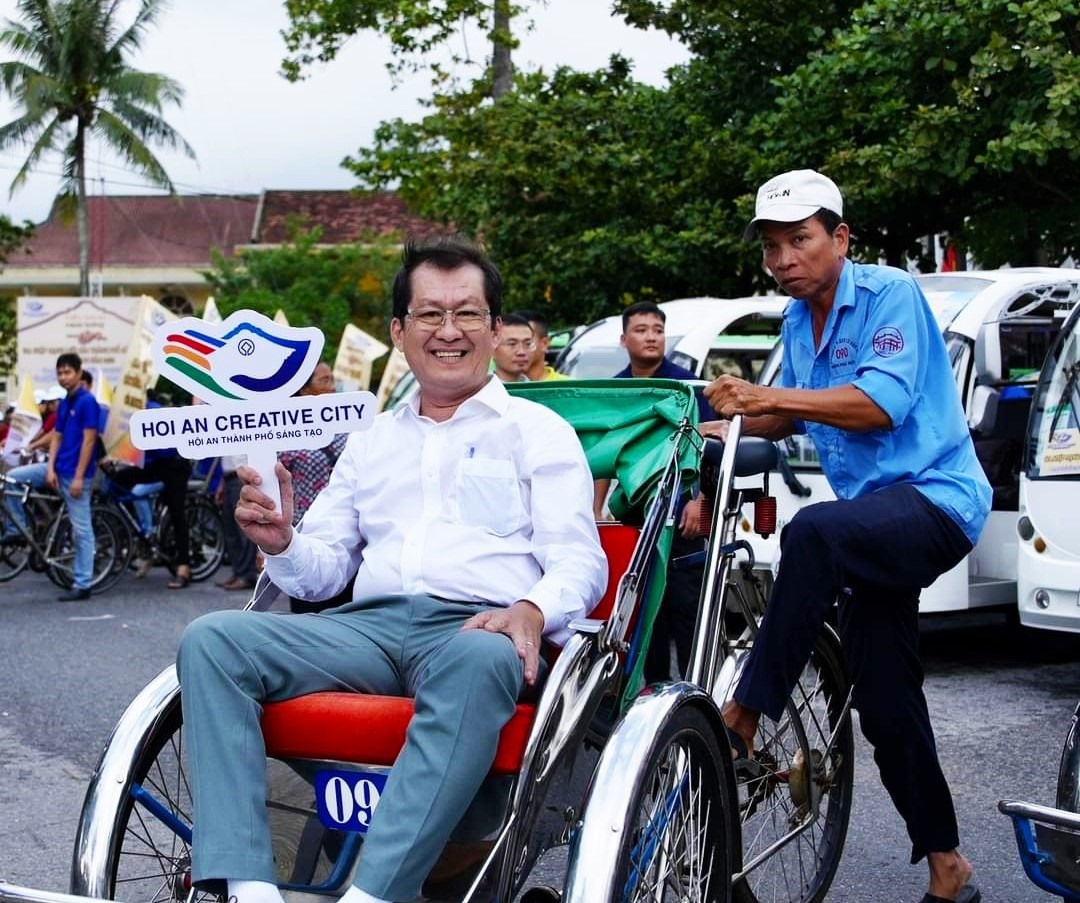 Lãnh đạo Hội An tham gia diễu hành, "ăn mừng" thành phố được gia nhập mạng lưới Thành phố Sáng tạo toàn cầu của UNESCO. Ảnh: An Thượng