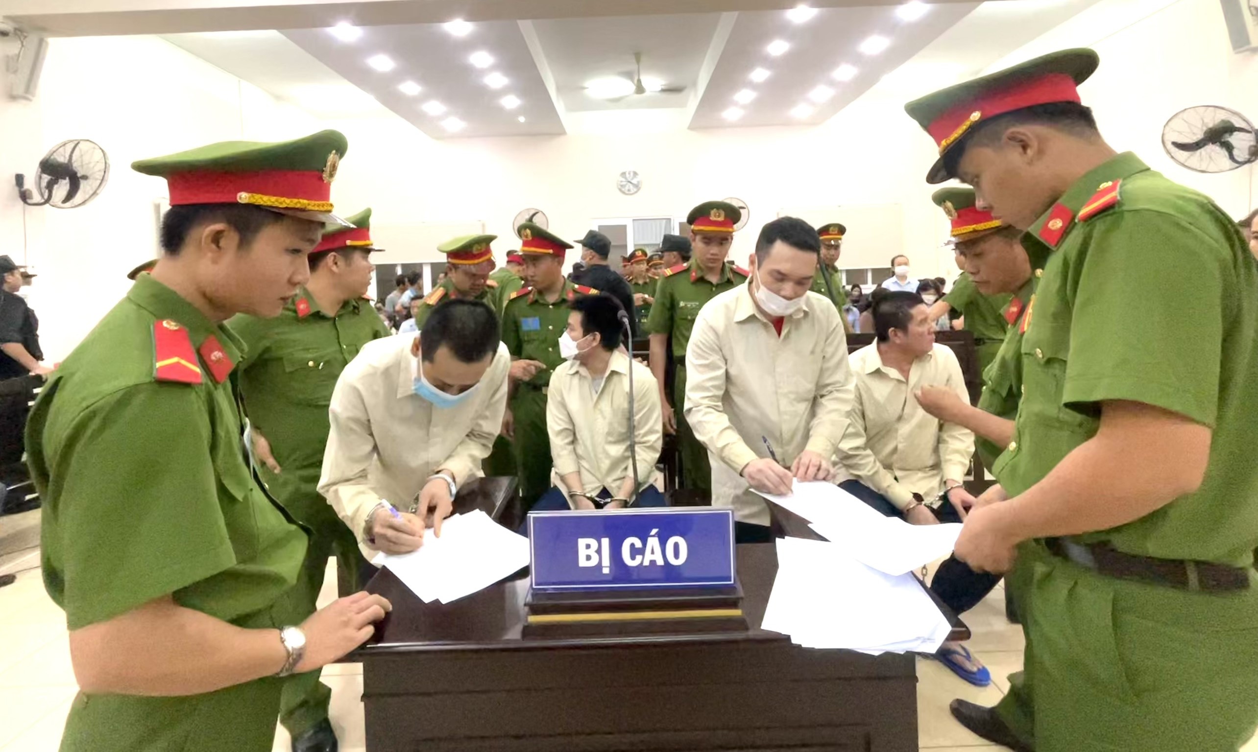 Các bị cáo ký tên nhận bản án. Ảnh: Dương Bình