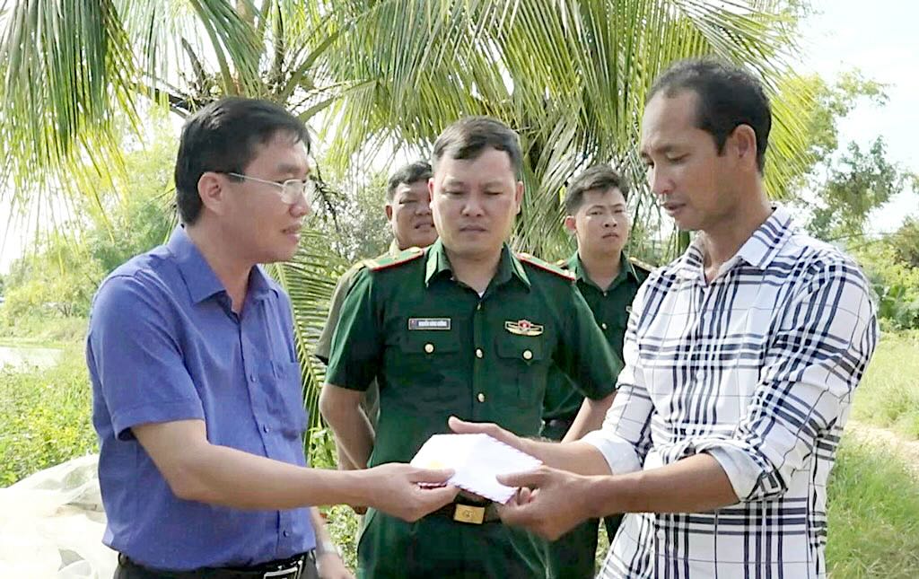 Ông Huỳnh Thanh Hiền - Chủ tịch UBND huyện Tân Hưng (bên trái) - thăm hỏi, động viên các gia đình có hoàn cảnh khó khăn, nhà bị tốc mái. Ảnh: An Long