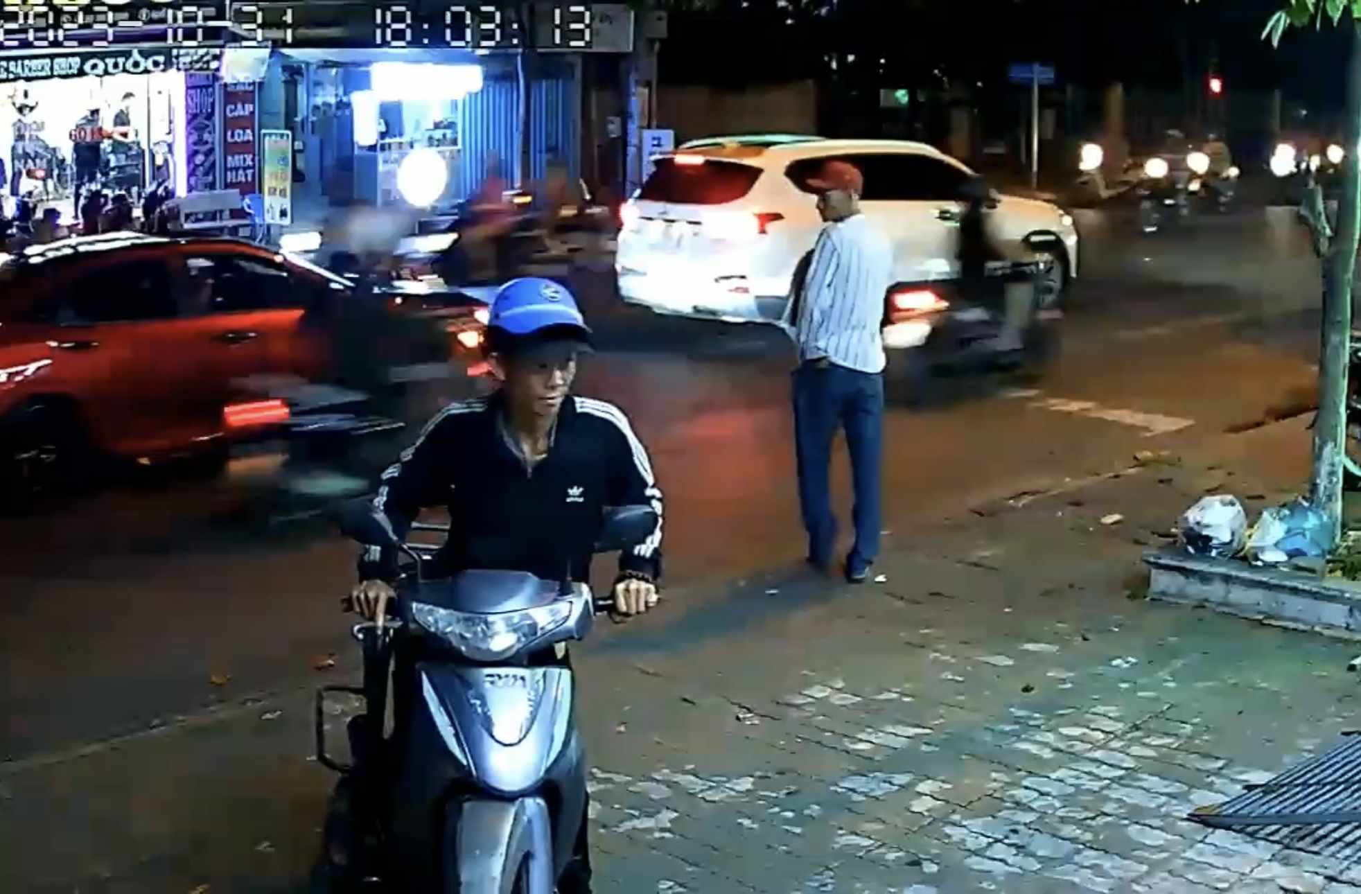Camera ghi lại hình ảnh tên trộm lấy xe máy. Ảnh cắt từ camera