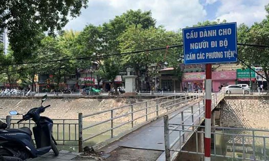 Theo ghi nhận của Lao Động, nhiều hạng mục của cây cầu đi bộ qua sông Kim Ngưu (phường Vĩnh Tuy, quận Hai Bà Trưng, Hà Nội) xuống cấp nghiêm trọng. 
Ảnh: Phương Thảo