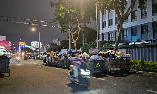 Chất thải rắn sinh hoạt được tập kết trên đường Nguyễn Thượng Hiền hôm 19.10. Ảnh: Hữu Chánh