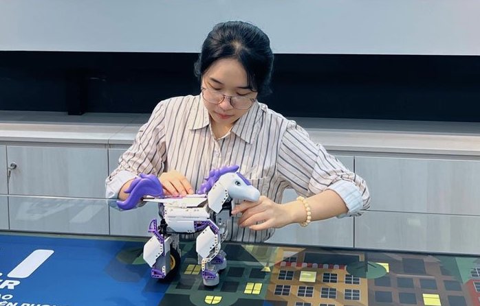 Đức Ngọc khám phá mô hình trưng bày tại Trung tâm trí tuệ nhân tạo và công nghệ Robot - Khu công nghệ phần mềm, Đại học Quốc gia TP Hồ Chí Minh. Ảnh: NVCC