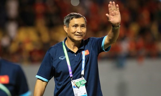 Huấn luyện viên Mai Đức Chung chia tay tuyển nữ Việt Nam sau vòng loại Olympic 2024. Ảnh: VFF