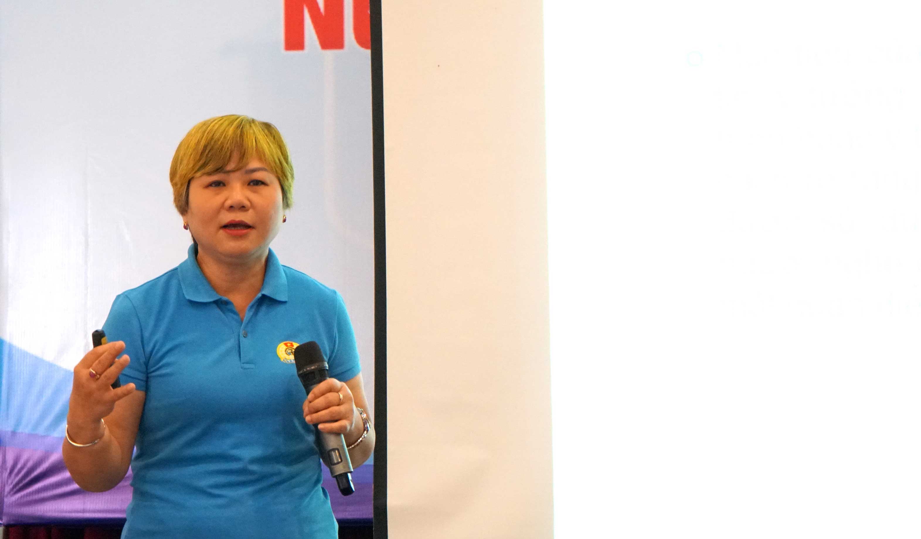 Chuyên viên cao cấp Ban Nữ công Tổng LĐLĐ Việt Nam Huỳnh Thị Hải Vân trình bày về các kỹ năng cần thiết đối với cán bộ nữ công công đoàn tại lớp tập huấn. Ảnh: Mỹ Ly