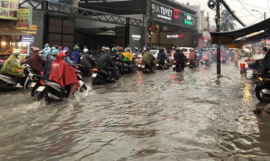 Đường Ung Văn Khiêm (quận Bình Thạnh) thường xuyên bị ngập nặng do mưa lớn. Ảnh: Hữu Chánh
