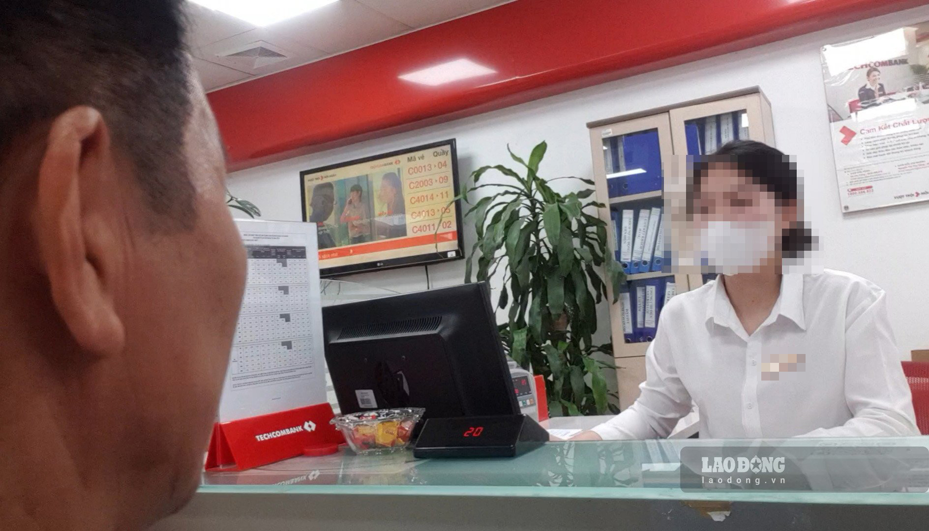 Ông Nguyễn Văn Vỹ làm việc với phía Ngân hàng T - chi nhánh Nội Bài. Ảnh: PV Lao Động