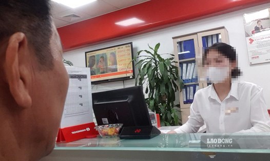 Ông Nguyễn Văn Vỹ làm việc với phía Ngân hàng T - chi nhánh Nội Bài. Ảnh: PV Lao Động