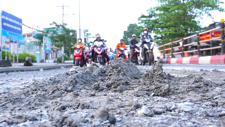 Ghi nhận của Lao Động chiều tối 1.11, tại một số tuyến đường nội ô thuộc địa bàn quận Ninh Kiều và Bình Thủy (TP Cần Thơ), mặt đường xuống cấp nghiêm trọng sau ảnh hưởng của đợt triều cường và những trận mưa lớn kéo dài.