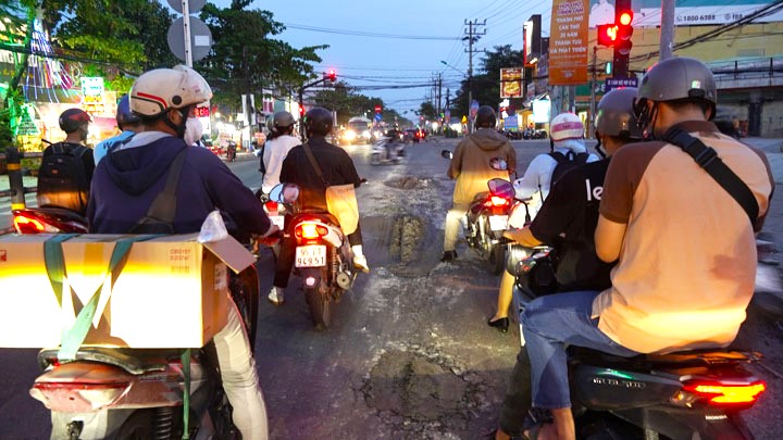 Đặc biệt, tại nút giao đường Cách mạng Tháng 8 với đường Trần Quang Diệu, nhiều ổ gà xuất hiện gây cản trở giao thông. Trong khi khu vực này có trường học, phương tiện lưu thông đông, nhất là vào những giờ cao điểm.