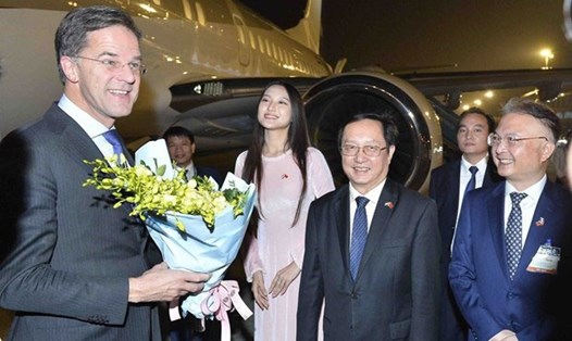 Thủ tướng Hà Lan Mark Rutte tới Hà Nội tối 1.11. Ảnh: TTXVN