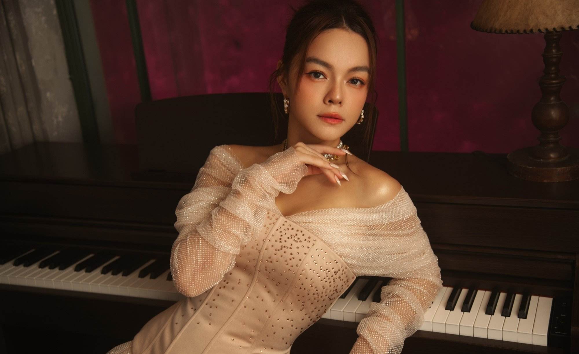 Phạm Quỳnh Anh tri ân khán giả với sản phẩm mới dịp cuối năm. Ảnh: NVCC.