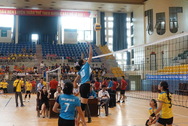 Trận đấu bóng chuyền da nữ giữa đội Trường THPT Can Lộc với đội Trường THPT Lê Quảng Chí. Ảnh: Trần Tuấn.