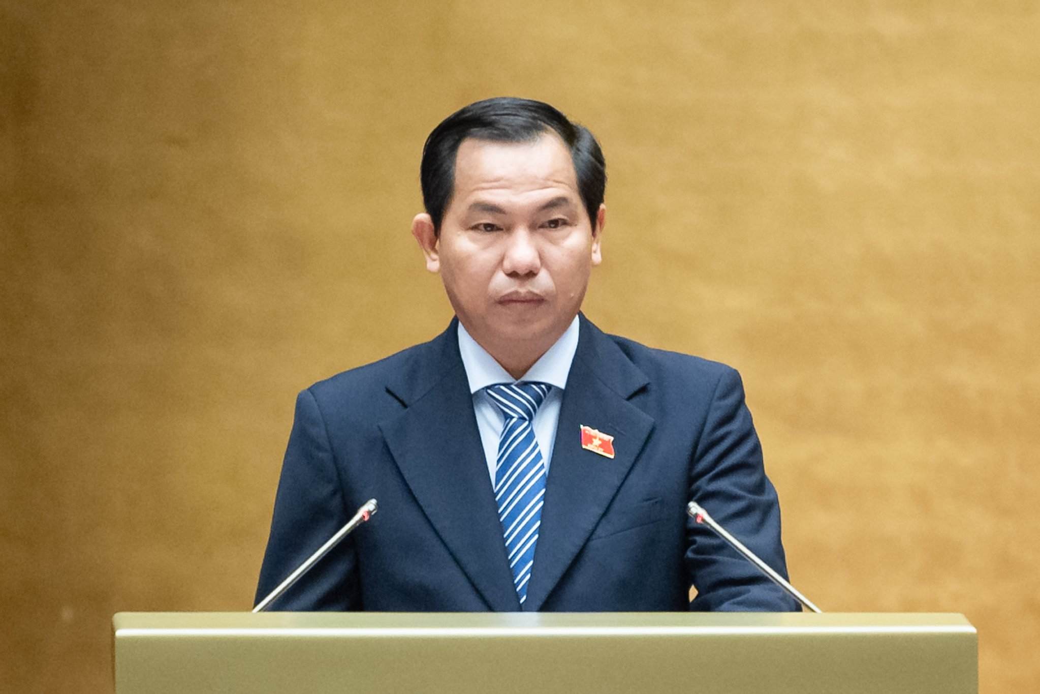 hủ nhiệm Ủy ban Tài chính, Ngân sách của Quốc hội Lê Quang Mạnh trình bày Báo cáo thẩm tra dự thảo Nghị quyết về việc áp dụng thuế thu nhập doanh nghiệp bổ sung theo quy định chống xói mòn cơ sở thuế toàn cầu. Ảnh: Media Quốc hội