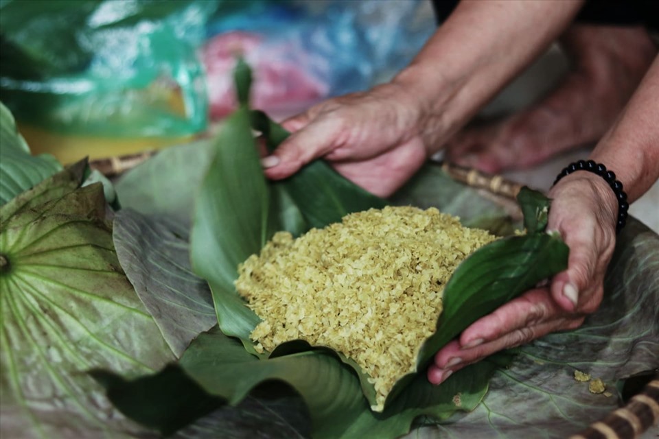 Nghề làm cốm làng Mễ Trì (quận Nam Từ Liêm, Hà Nội). Ảnh: Lan Nhi 