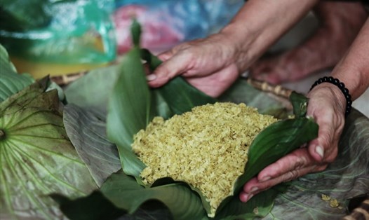 Nghề làm cốm làng Mễ Trì (quận Nam Từ Liêm, Hà Nội). Ảnh: Lan Nhi