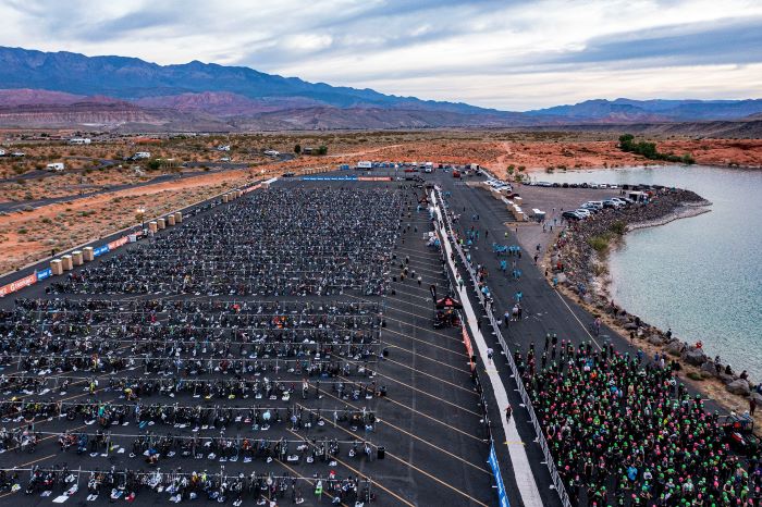 Bãi xe đạp khổng lồ với những chiếc xe trị giá hàng chục ngàn USD tại một giải đấu IRONMAN. Ảnh: IRONMAN.