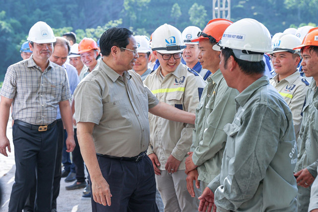 Thủ tướng Phạm Minh Chính tới động viên cán bộ, công nhân thi công tuyến đường TP Bắc Kạn - Ba Bể thời điểm 7.2023. Ảnh: VGP