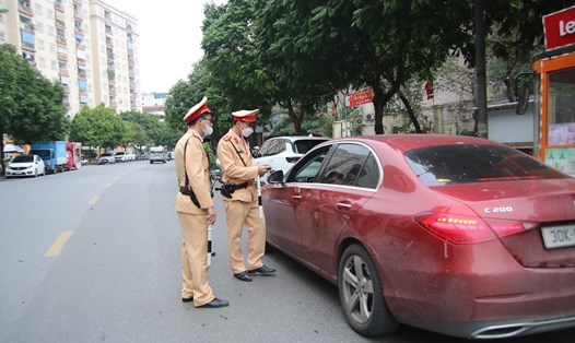 Cảnh sát giao thông kiểm tra nồng độ cồn với các tài xế. Ảnh: T.Vương