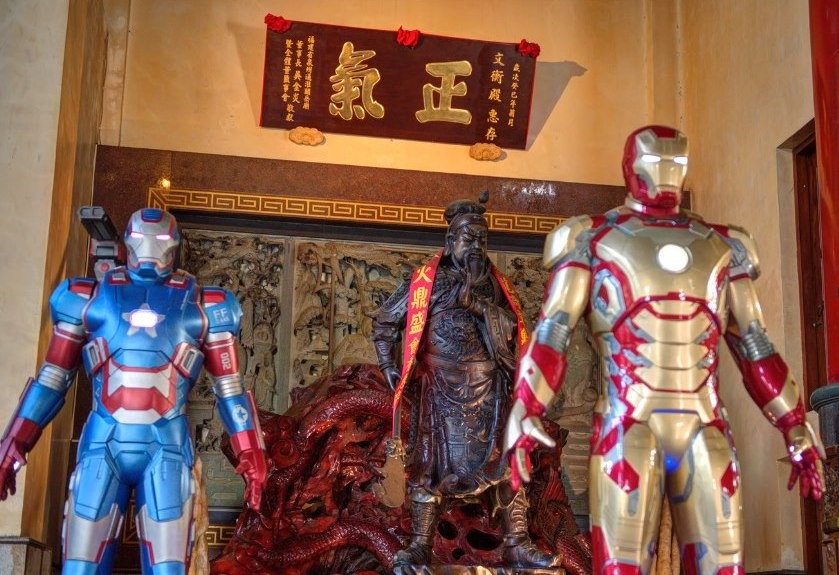 Thay vì các biểu tượng tôn giáo thì ngôi đền Văn Hằng lại đặt tượng những siêu anh hùng Avengers trong khuôn viên. Ảnh: roundtaiwan