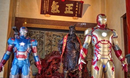 Thay vì các biểu tượng tôn giáo thì ngôi đền Văn Hằng lại đặt tượng những siêu anh hùng Avengers trong khuôn viên. Ảnh: roundtaiwan