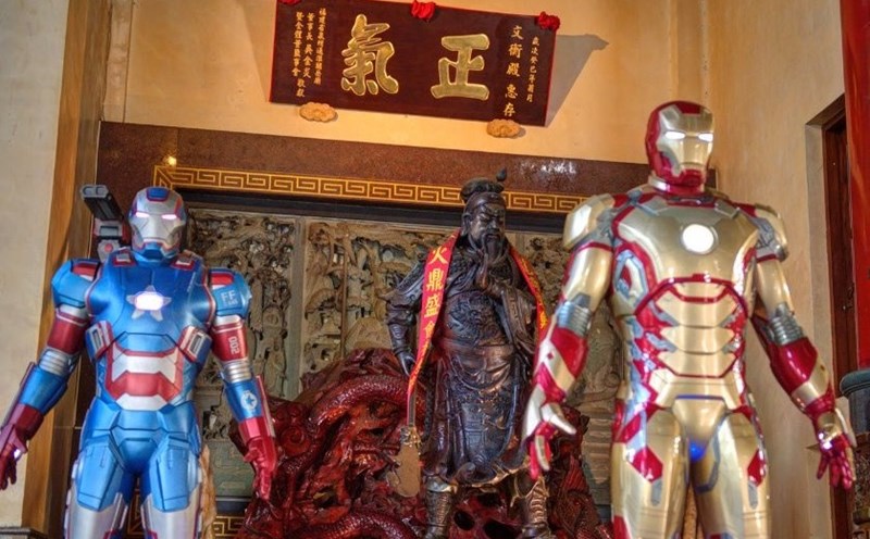 Thay vì các biểu tượng tôn giáo thì ngôi đền Văn Hằng lại đặt tượng những siêu anh hùng Avengers trong khuôn viên. Ảnh: roundtaiwan