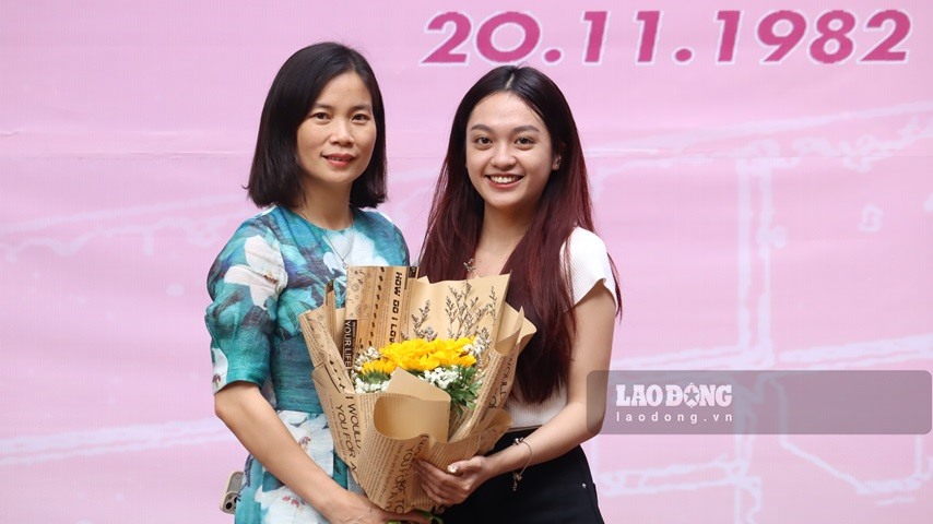 Tặng hoa thầy cô nhân ngày Nhà giáo Việt Nam 20.11 là nét đẹp truyền thống. Ảnh: Minh Hà
