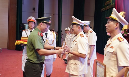 Đại tá Phạm Thanh Hùng - Phó Giám đốc Công an TP Hà Nội trao danh hiệu Chiến sĩ thi đua cho các cán bộ chiến sĩ. Ảnh: Công an TP Hà Nội