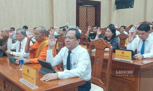 Đại biểu HĐND tỉnh Kiên Giang biểu quyết thông qua 14 dự thảo Nghị quyết. Ảnh: Nguyên Anh