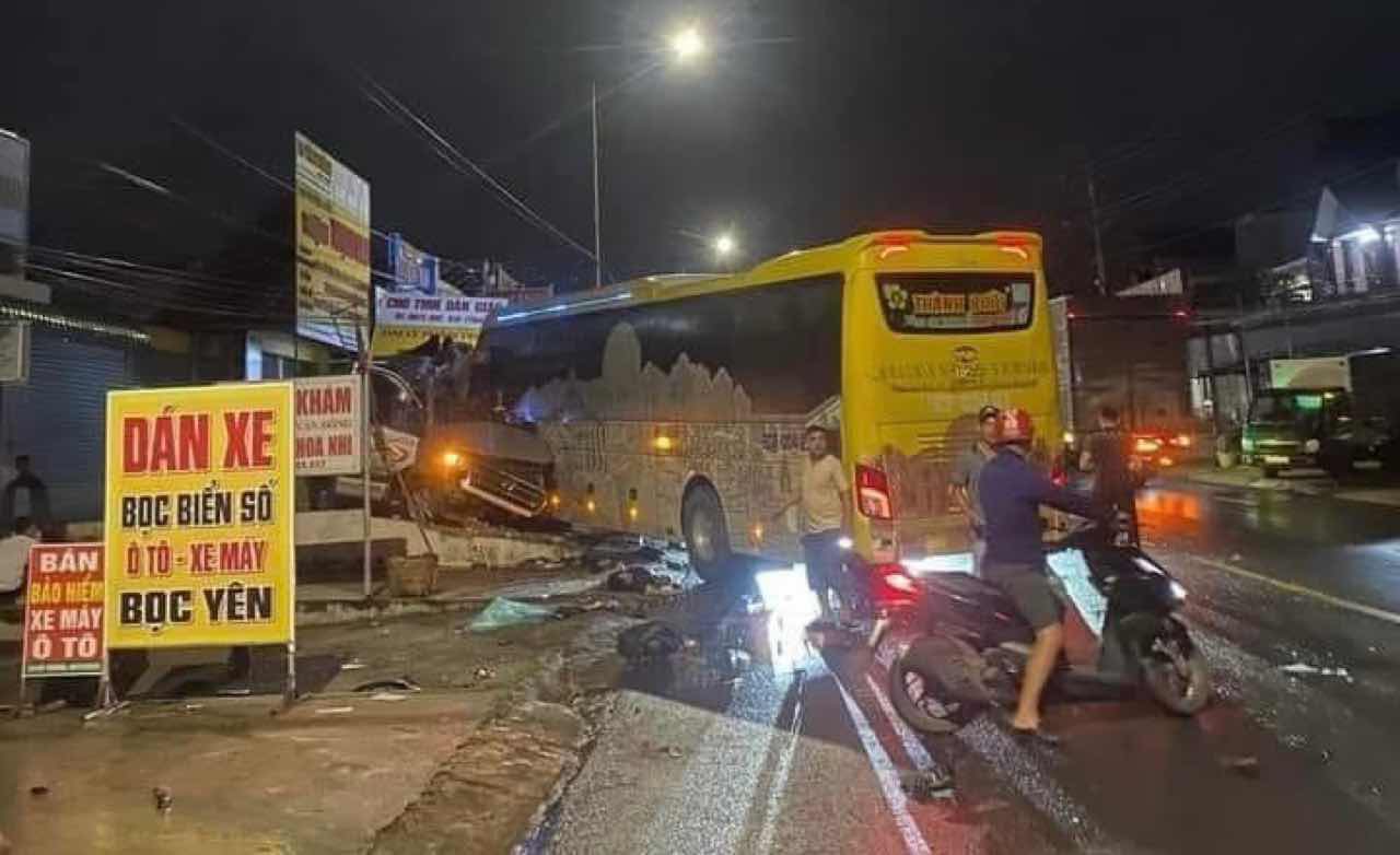 Hiện trường vụ tai nạn trên quốc lộ 20 thuộc địa phận huyện Định Quán tỉnh Đồng Nai làm 5 người chết 3 người bị thương. Ảnh: Minh Châu