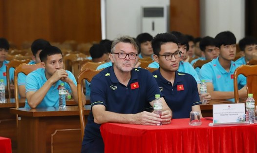Đội tuyển Việt Nam tại buổi gặp mặt lãnh đạo VFF. Ảnh: VFF