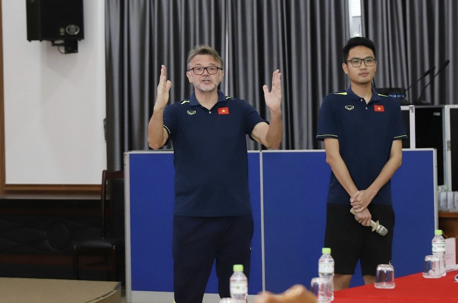 Huấn luyện viên Troussier báo cáo quá trình chuẩn bị của đội tuyển Việt Nam. Ảnh: VFF
