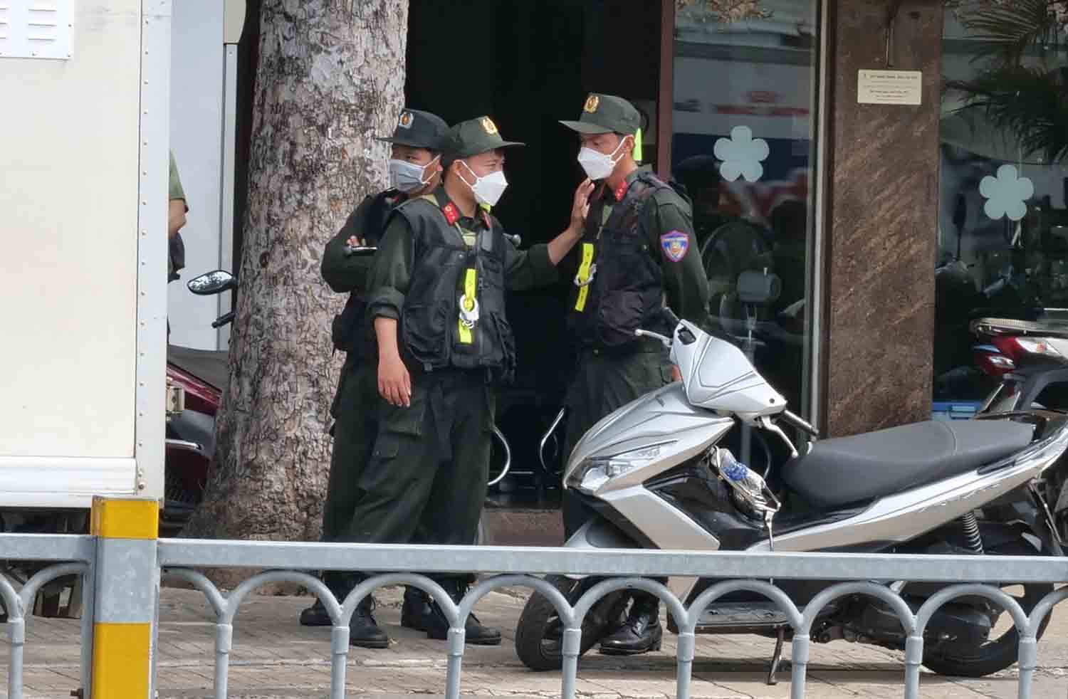 Lực lượng cảnh sát cơ động có mặt tại trụ sở Công ty Thành Bưởi trên đường Lê Hồng Phong. Ảnh: Anh Tú