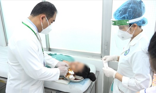 Bác sĩ xử lý một ca biến chứng sau khi tiêm filler. Ảnh: Nguyễn Ly