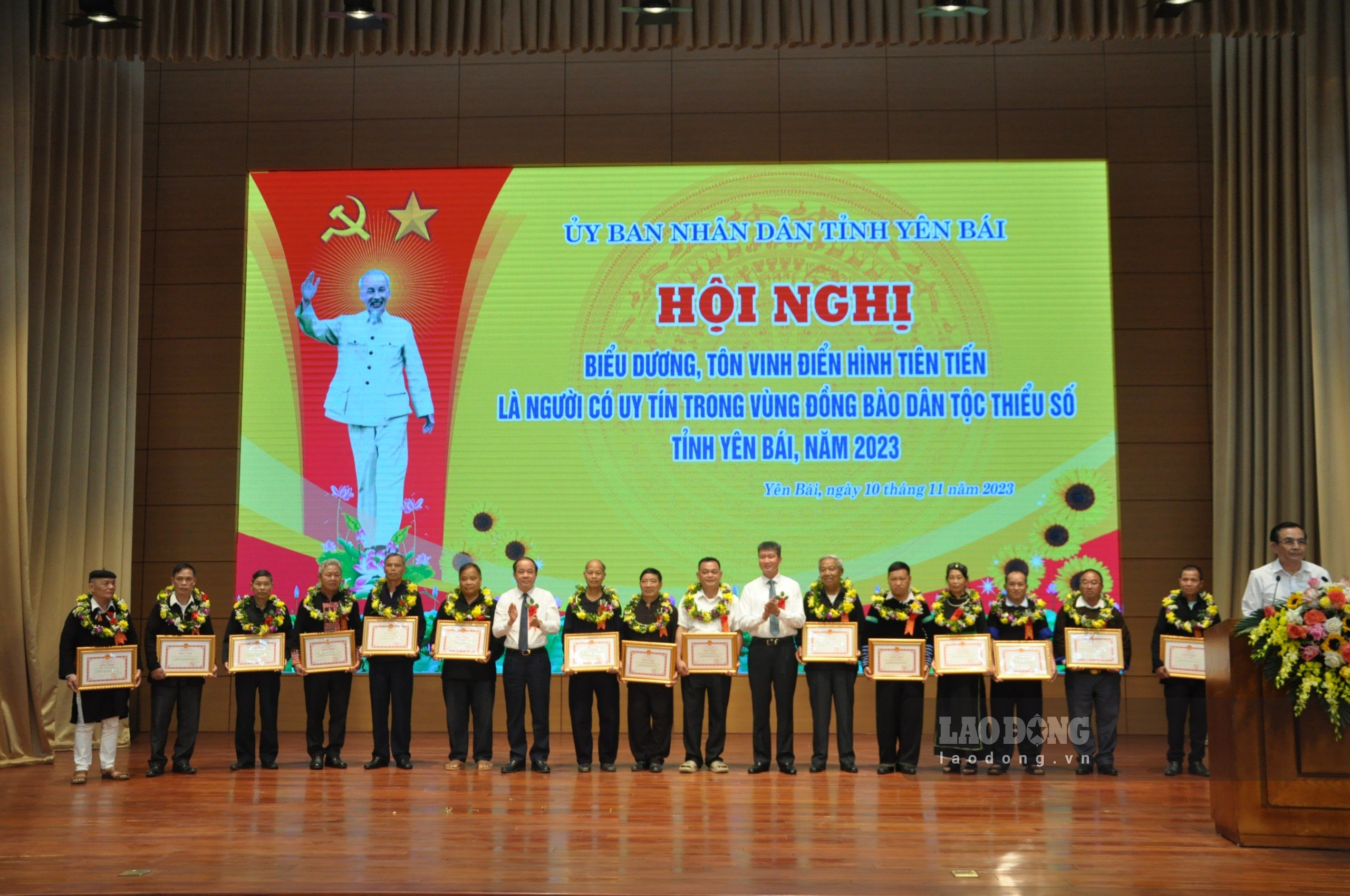 Tặng bằng khen cho các tấm gương có uy tín tiêu biểu trong đồng bào dân tộc thiểu số tỉnh Yên Bái, giai đoạn 2018 - 2022. Ảnh: Đại Long