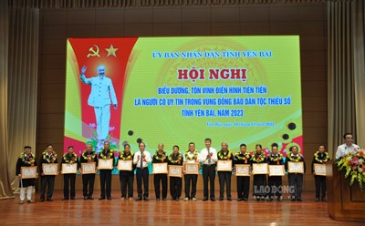 Tặng bằng khen cho các tấm gương có uy tín tiêu biểu trong đồng bào dân tộc thiểu số tỉnh Yên Bái, giai đoạn 2018 - 2022. Ảnh: Đại Long