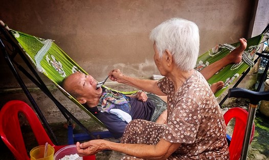 Xót xa hoàn cảnh người mẹ 83 tuổi nuôi con 58 tuổi bị tai biến, sống trong cảnh nghèo khó thiếu trước hụt sau. Ảnh: Hoàng Lộc